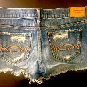 ABERCROMBIE & FITCH SUPER CUTE CUT OFF SHORTS! 27